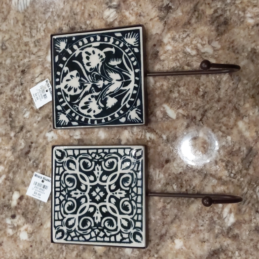 Set of 2 coat hangers